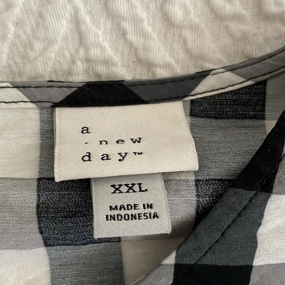 A New Day adorable gingham flutter sleeved blouse. - Picture 4 of 5